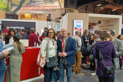 Juan Herrera y la teniente de Alcalde de Lucainena en el stand del Ministerio de Agricultura.