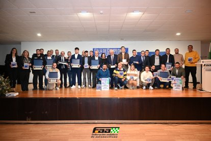 Fotografia de todos los galardonados en la Gala del Motor Provincial