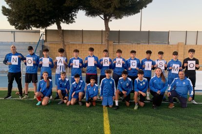 Jugadores del Español del Alquián con carteles de protesta.