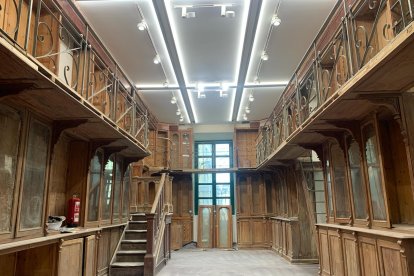 Así se ve la sala que vuelve a ser la biblioteca de la Casa Consistorial después de haber montado gran parte del mobiliario.