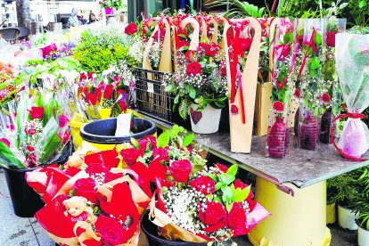 Flores para San Valentín en una floristería.