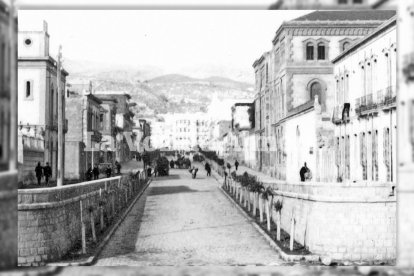 La calle Obispo Orberá fue adoquinada entre 1910 y 1911 con dinero público y privado.