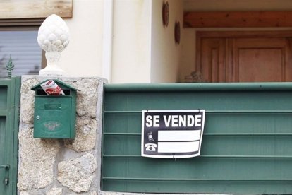 Cartel de se vende en una vivienda.