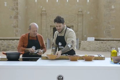 Juan y Bosco cocinando las dos recetas propuestas por el pulpileño.