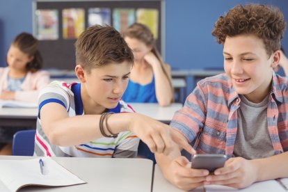 Hay que prohibir los ‘smartphones’ a los menores, no solo en los colegios