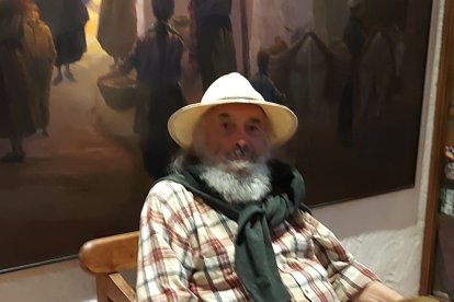 El pintor Clemente Gerez junto a uno de sus lienzos.