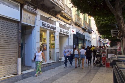En la tienda El Ganso de ofrece empleo.