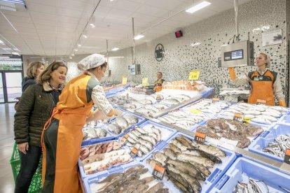 Personal en una pescadería de Mercadona en Almería.