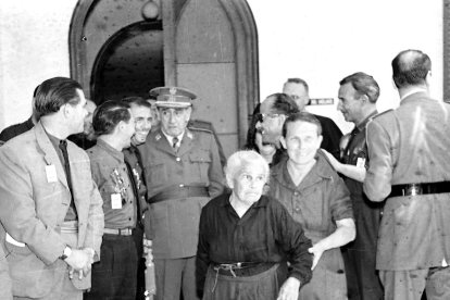 Autoridades militares y de Falange se mezclaron con los pobres de la beneficencia el día de la bendición de la nueva Casa de Socorro.