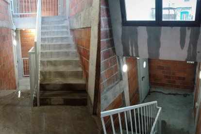 Dos imágenes de las goteras en el parking de Arraéz.