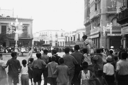 Un enjambre de muchachos llevando a hombros a un torero de luto mientras la ciudad esperaba la llegada en la Puerta de Purchena.