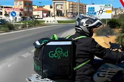 Un repartidor de GoInd en una de las entradas de Vera.