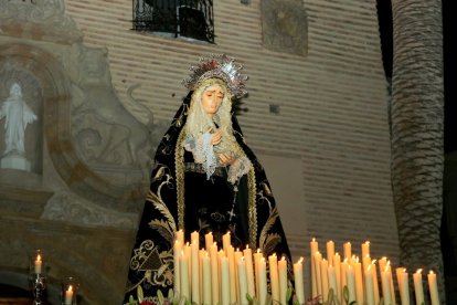 Ntra. Señora de los Dolores en la salida de su parroquia un Viernes de Dolores.