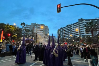 La Hermandad de Pasión en la Plaza Circular, en un momento en el que dudaban si seguir la procesión o volver al templo. Foto: María Palma Martos.