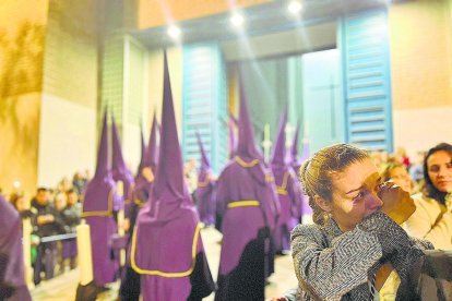 Lágrimas en una cofrade de Pasión tras el regreso al templo a causa de la lluvia. Foto: María Palma Martos.
