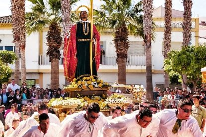 Detalle del cartel de la Semana Santa de Turre 2024, donde aparece San Juan en una de sus "carreras".