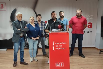 Desiderio Enciso y miembros de la ejecutiva local del PSOE de El Ejido ante los medios.