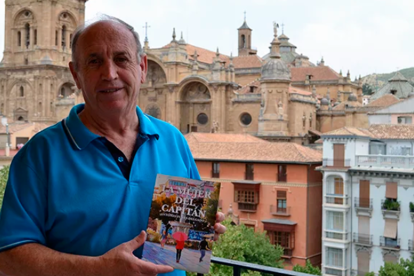 El autor posa con su libro.