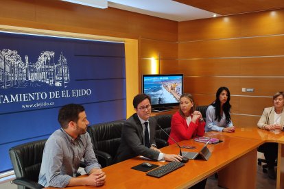El alcalde de El Ejido en su comparecencia sobre la playa de Balerma.