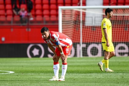 El capitán Robertone al final del Almeróa-Villarreal.