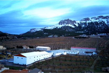 Las instalaciones de Industrias Cárnicas María en el marco incomprable de la sierra que lleva su nombre.
