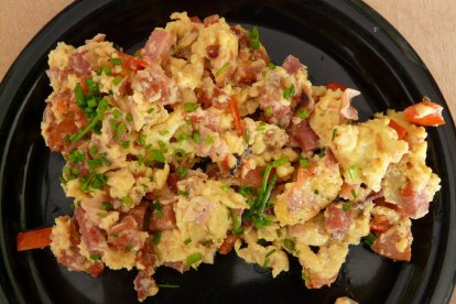 Huevos rotos con jamón y boniato para este último jueves de abril.