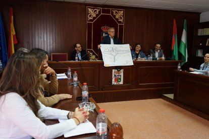 Un momento del pleno de Vícar.