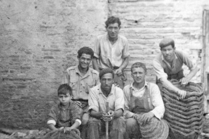 Trabajadores del almacén de envases del Barrio Alto. Sentado con una cesta en la mano se ve a Pepe Asensio, hijo del dueño.
