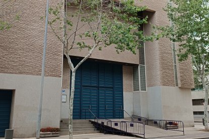 Puerta de una de las parroquias de Almería capital.