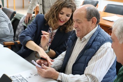 La edil, Delia Mira, con uno de los asistentes a los talleres.