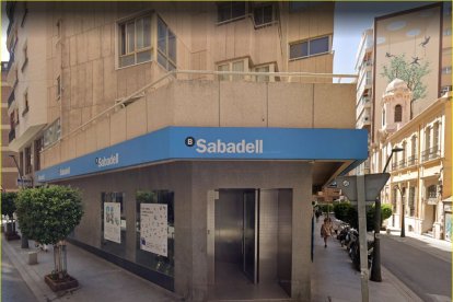 Oficina del Sabadell en la calle Rueda López de Almería.