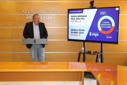 El concejal de Hacienda durante su comparecencia en el Ayuntamiento.