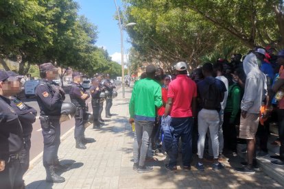 Migrantes protestan frente a la Comisaría de Policía Nacional en Almería.
