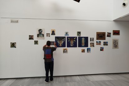 Momento del montaje de la pared solidaria de Monsters for Animals