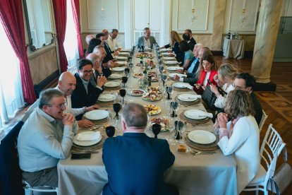 El Círculo Mercantil fue el escenario en el que una veintena de  profesionales de distintos sectores debatieron sobre Almería.