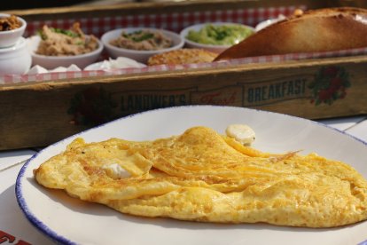 Tortilla de dos huevos para una cena ligera en tu menu saludable.