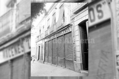 La tienda de los Madrileños, en el número 26 del Paseo estuvo abierta hasta finales de los años cuarenta. Era tienda de ropa, tejidos y perfumería.