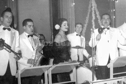 La gran orquesta Casino en una de sus actuaciones con vocalista en los años 50.