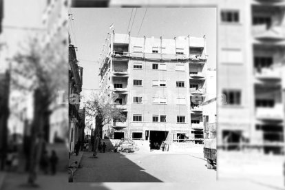 Primer edificio moderno que se levantó en la Plaza de Marín, propiedad de la Caja de Ahorros. Las viviendas fueron bendecidas en octubre de 1961.