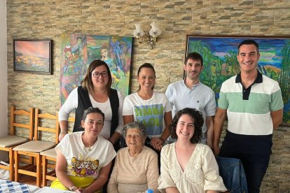 María Josefa Alonso, rodeada de todos sus nietos, excepto Eloy Flores.