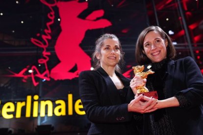 María Zamora (Izd.) y Carla Simón, recogiendo el Oso de Oro de la Berlinale.