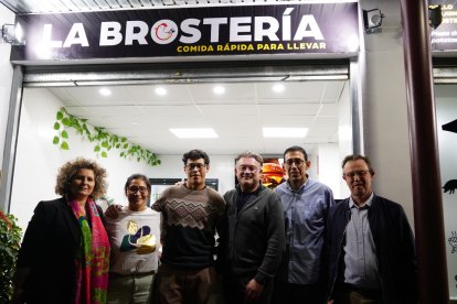 El matrimonio posa junto al alcalde en la inauguración.