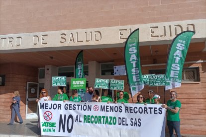 Sanitarios protestando a las puertas del centro de salud de Ejido Norte.