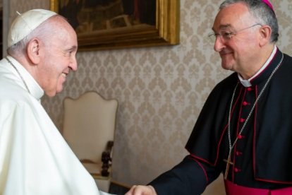 El obispo de Almería, Antonio Gómez Cantero, junto al Papa Francisco.