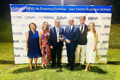 Juan Cano recibe de manos del alcalde de Málaga el premio Familia-Empresa 2024.