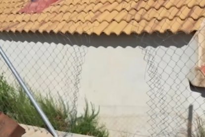 Estado en el que quedó la valla de una vivienda. Foto: Hoy en día.