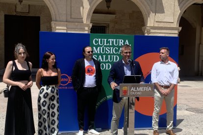 Colaboradores del nuevo evento sostenible de Mini en la plaza Vieja de Almería.