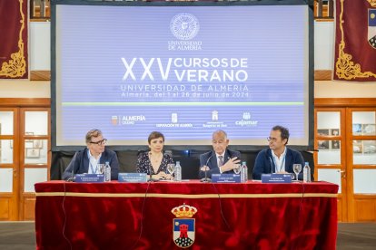 Francisco Giménez, codirector, María del Mar Ruiz, Vicerrectora de Cultura de la UAL, Gabriel Amat, alcalde de Roquetas, y Juan Uribe.