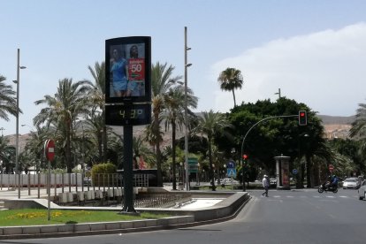 Un termómetro marca más de 40 grados en Almería en una imagen de archivo.