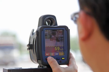 Pistola radar de velocidad en funcionamiento. 